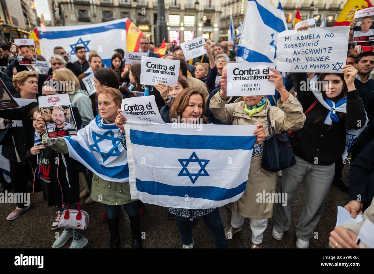 Madrid, Spanien. Oktober 2024. Menschen während eines Treffens zum Gedenken an die Opfer und fordern die Freilassung der Geiseln durch die Hamas. Die Proteste auf der ganzen Welt markieren den einjährigen Jahrestag des Angriffs der Hamas in Israel am 7. Oktober 2023, bei dem mehr als 1.200 Menschen getötet wurden, und setzen die militärische Offensive Israels fort, bei der bis heute 42.000 Menschen in Gaza, Palästina, und rund 1.100 Menschen in der Nähe von Beirut im Libanon getötet wurden. Quelle: Marcos del Mazo/Alamy Live News Stockfoto