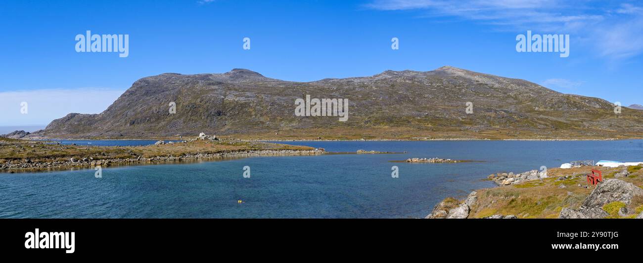 Malerischer Blick auf die Küste rund um die kleine abgelegene Stadt Nanortalik in Südgrönland Stockfoto