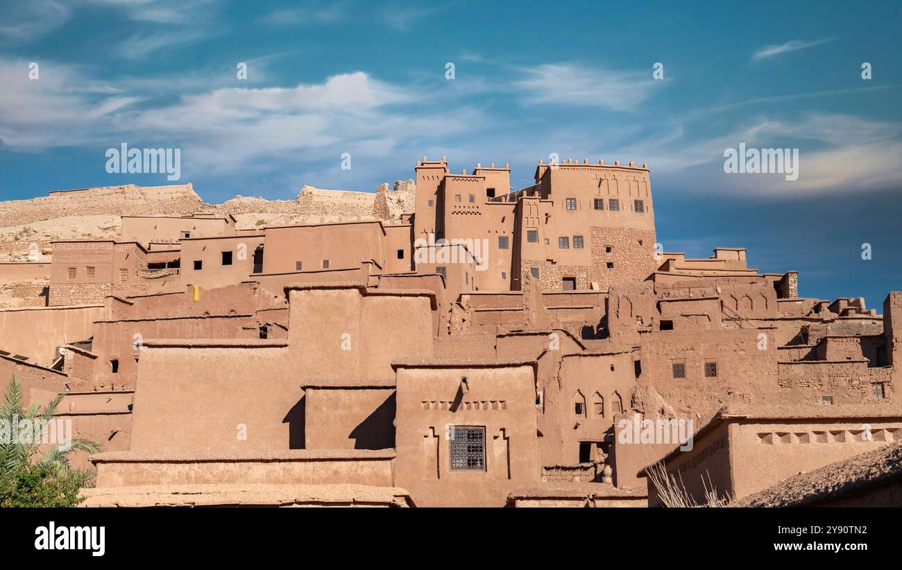 AIT Ben Haddou, Marokkos altes Dorf aus Lehmziegeln, verfügt über enge Gassen und Befestigungsanlagen, einst ein wichtiger Halt auf der Karawanenroute der Sahara. Stockfoto
