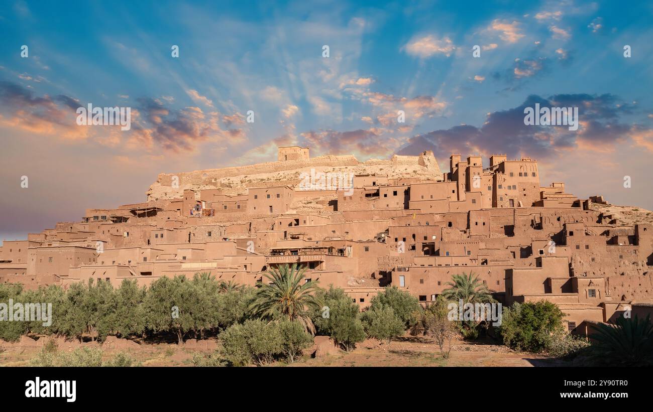 AIT Ben Haddou, Marokkos altes Dorf aus Lehmziegeln, verfügt über enge Gassen und Befestigungsanlagen, einst ein wichtiger Halt auf der Karawanenroute der Sahara. Stockfoto