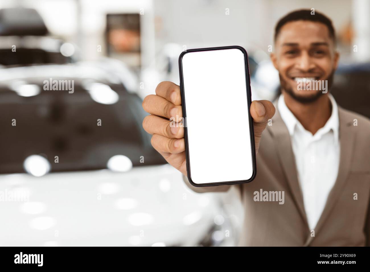 Agent, Der Den Fahrzeugschlüssel Im Mietwagenbüro Anzeigt Stockfoto