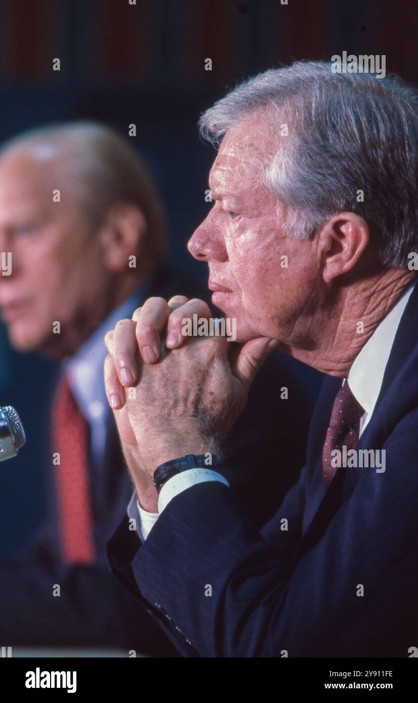 Der ehemalige US-Präsident JIMMY CARTER ist bei einer Debatte mit dem ehemaligen US-Präsidenten Gerald Ford (links) bei der MSC Wiley Lecture Series an der Texas A&M University im November 1986 zu Gast. Carter besuchte mehr als ein Dutzend Mal nach der Präsidentschaft in Texas. Stockfoto