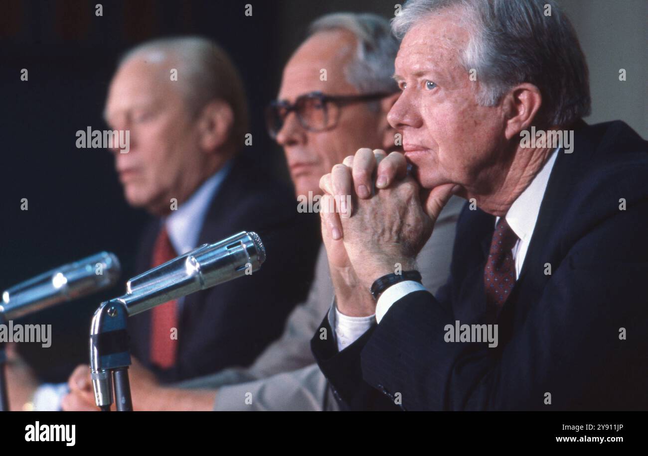 Der ehemalige US-Präsident GERALD FORD (links) und der ehemalige US-Präsident JIMMY CARTER (rechts) hören sich zusammen mit dem Historiker STEPHEN AMBROSE (Mitte) während einer Pressekonferenz eine Frage an, bevor er im November 1986 an der MSC Wiley Lecture Series an der Texas A&M University debattiert. ©Bob Daemmrich Stockfoto