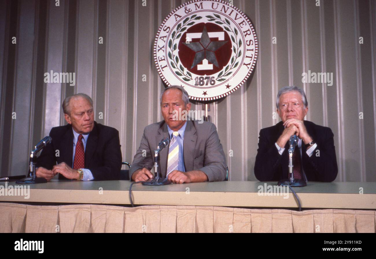 Der ehemalige US-Präsident GERALD FORD, l, und der ehemalige US-Präsident JIMMY CARTER, r, sprechen zusammen mit dem Historiker STEPHEN AMBROSE, c, vor einer Diskussionsveranstaltung an der MSC Wiley Lecture Series an der Texas A&M University im November 1986 vor der Presse. Stockfoto