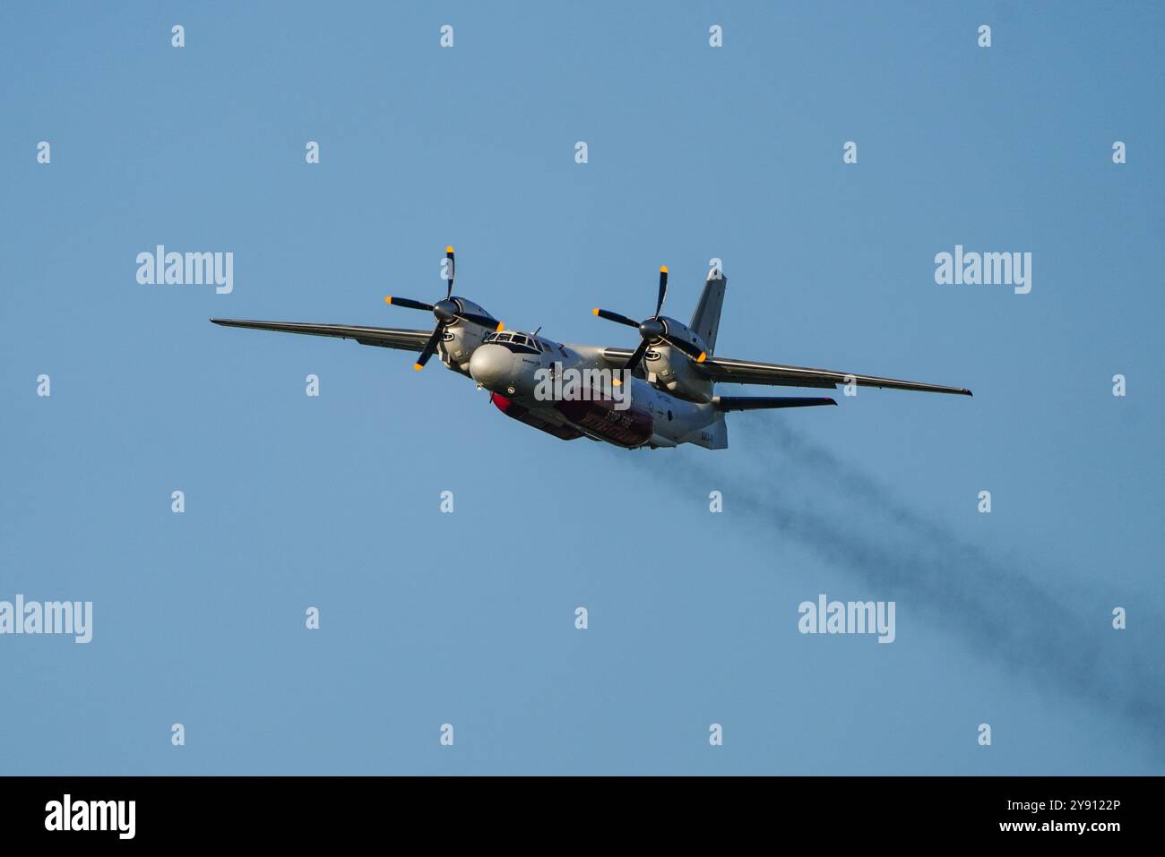 CANAKKALE, TURKIYE - 18. JUNI 2024: Constanta Airlines Antonov an-32P (2901) löscht Waldbrand in Gallipoli Stockfoto