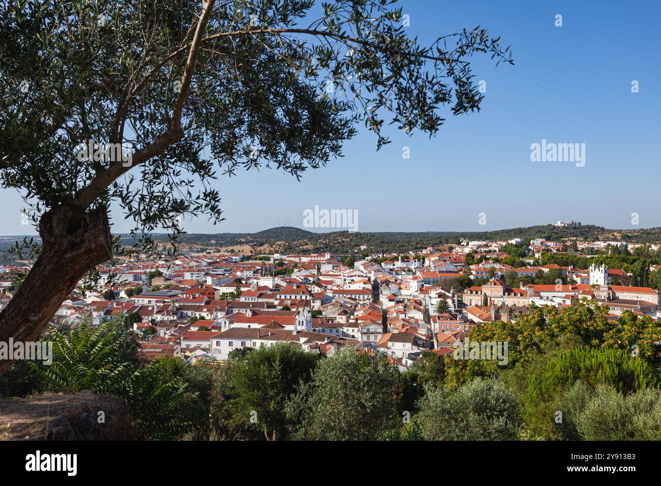 Die malerische Stadt Montemor-O-Novo vom angrenzenden Hügel aus gesehen, Alentejo, Portugal Stockfoto