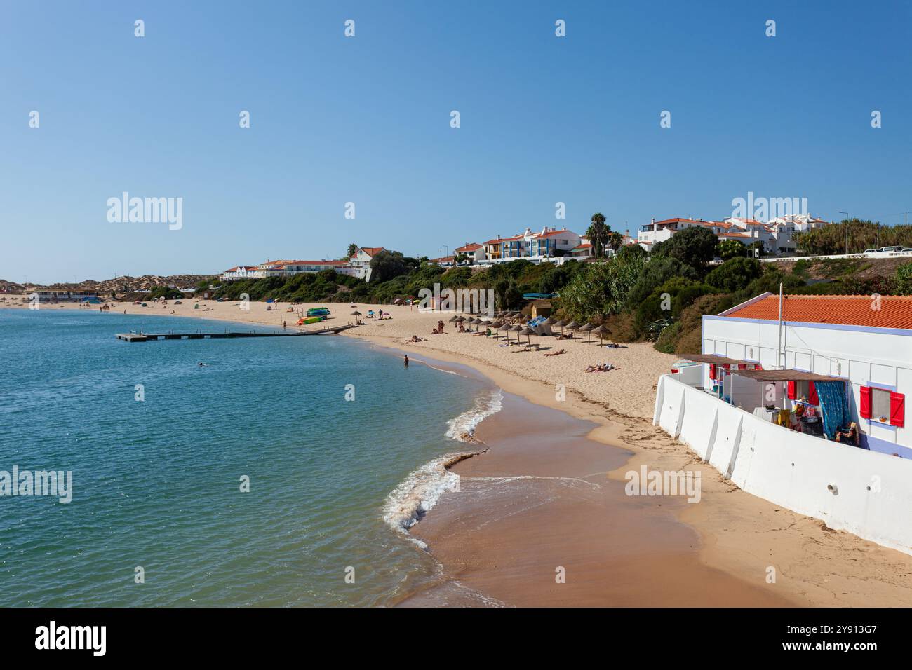 Strand Praia da Franquia, am Ufer des Flusses Mira, in der Küstenstadt Vila Nova de Milfontes, Vicentine Coast, Alentejo - Portugal. Stockfoto