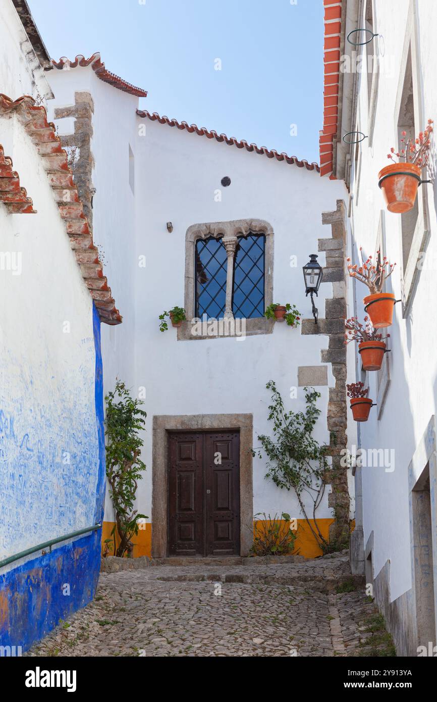 Ein typisches Haus mit traditioneller Architektur in der mittelalterlichen und malerischen Stadt Óbidos, Portugal Stockfoto