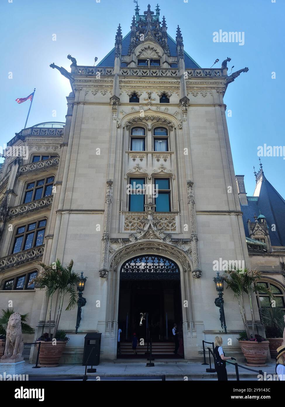 Asheville, North Carolina – 14. Juni 2021 – die detaillierte Eingangstreppe des Biltmore Estate, das der Familie Vanderbilt gehört. Stockfoto