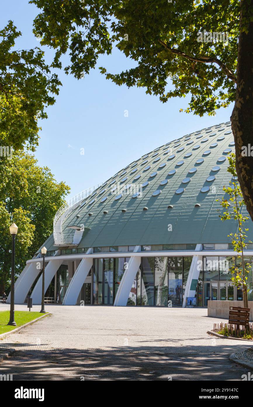 Die Pavilhão Rosa Mota (Super Bock Arena) ist eine Kultur- und Sportarena im Jardins do Palácio de Cristal in Porto, Portugal Stockfoto