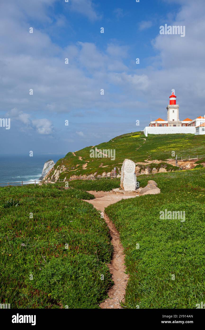 Cabo da Roca (Kap Roca), der westlichste Punkt des europäischen Festlandes, und sein berühmter Leuchtturm, der sich in der Sintra Gebirgskette, Portugal, befindet Stockfoto