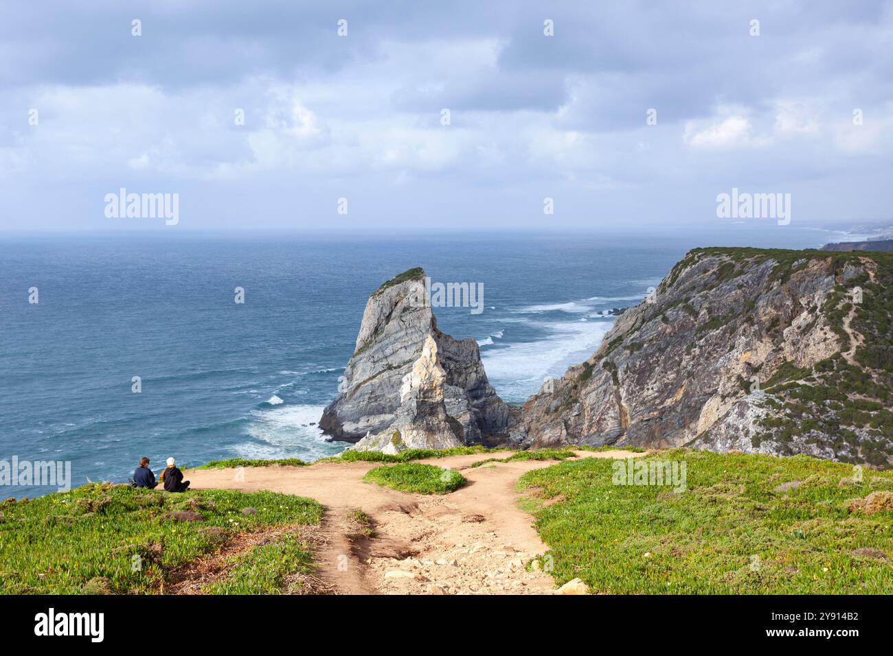 Praia da Aroeira und seine majestätischen Klippen bieten einen atemberaubenden Blick auf den Atlantik im Naturpark Cascais-Sintra, Portugal Stockfoto