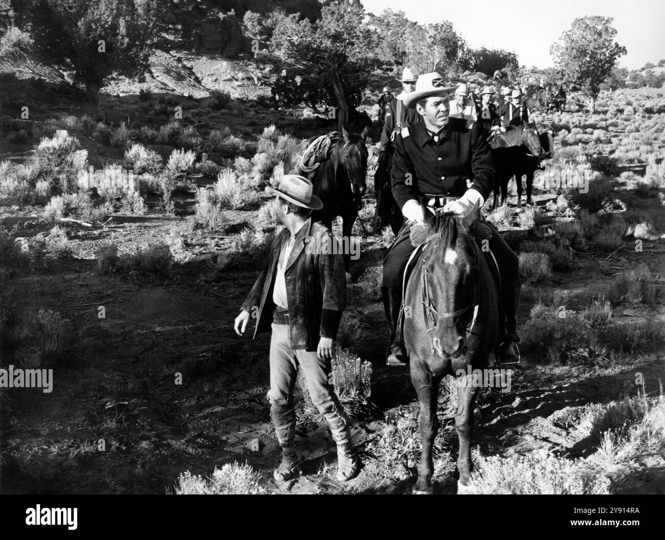 Harry lauter (links stehend), Joe Patridge (rechts vorne auf Pferd), am Set des Westernfilms „Fort Courageous“, 20th Century-Fox, 1965 Stockfoto