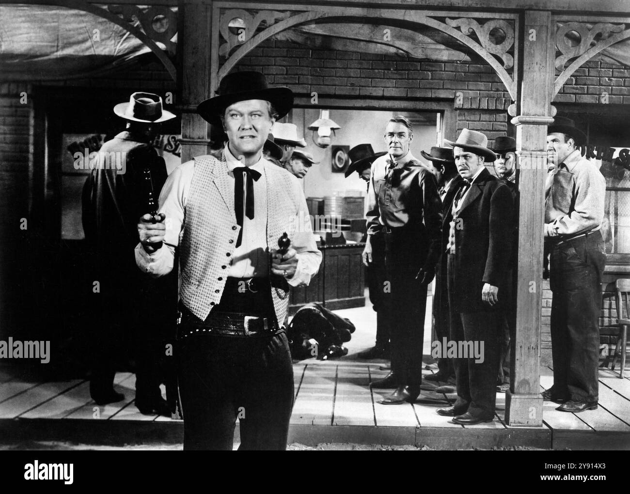 David Brian (im Vordergrund), Randolph Scott (im Hintergrund), am Set des Westernfilms Fort Worth, Warner Bros., 1951 Stockfoto