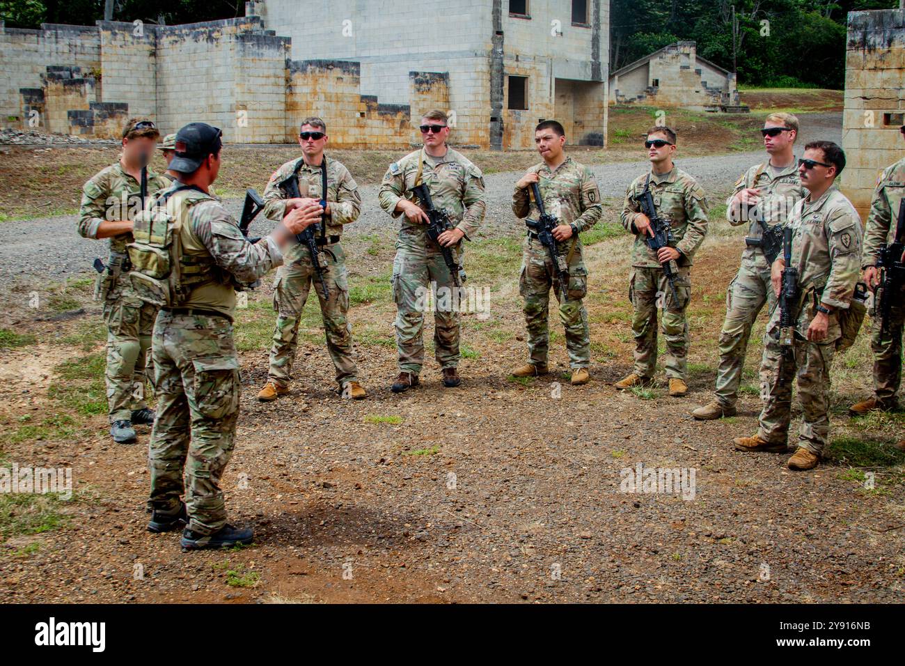 Green Berets, die der 10th Special Forces Group (Airborne) zugeordnet sind, halten eine Klasse für Soldaten der 25th Infantry Division in Schofield Barracks, Oahu, Hawaii, 1. August 2024. Soldaten mit 25. Inf. Div Während des Joint Training NAKOA FLEEK wurden verschiedene Fertigkeiten vermittelt, die sie während einer Kulminationsübung getestet haben. Stockfoto