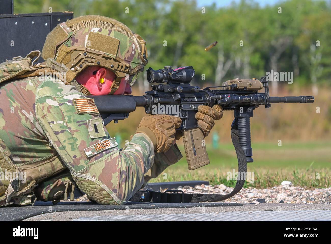 Lieutenant Jakob Hauser, Flugkommandant der 891st Missile Security Forces Squadron, erschießt ein M-4-Karabingewehr während der Operation Cerberus in Camp Ripley, Minnesota, 24. September 2024. Hauser testete seine Genauigkeit mit einem M-4 Karabingewehr, während er in verschiedenen Positionen auf dem Schießstand schoss. Stockfoto