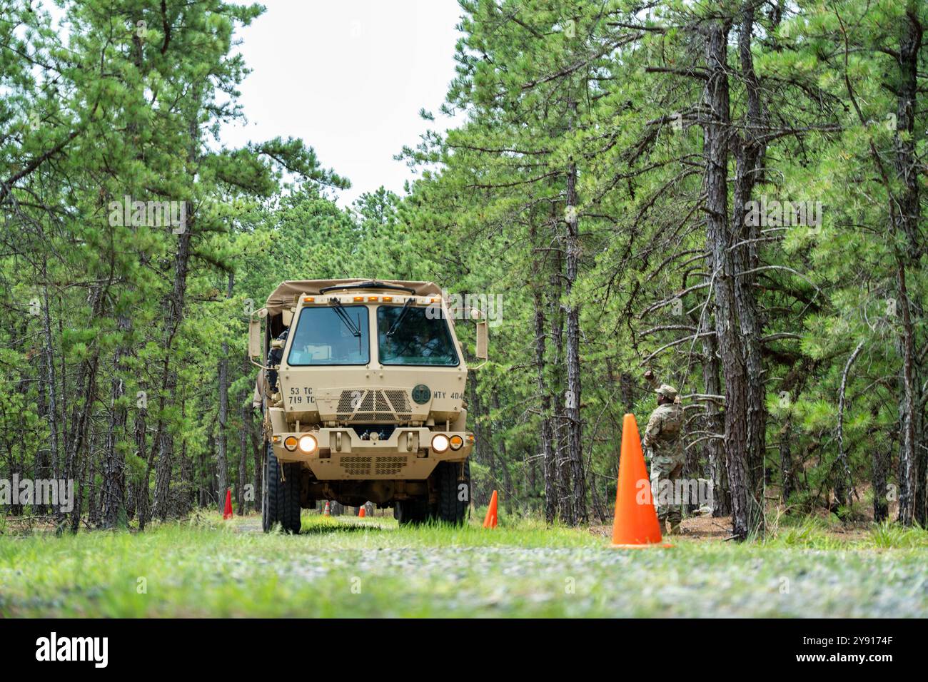 Soldaten der New York Army National Guard, die der 719th Composite Truck Company, 369th Sustainment Brigade, zugewiesen wurden, führen Fahrerschulungen während des jährlichen Trainings in Fort Dix, N.J., vom 19. Bis 20. Juli 2024 durch. (Foto der Nationalgarde der US-Armee von PFC. Luis Fernandez) Stockfoto