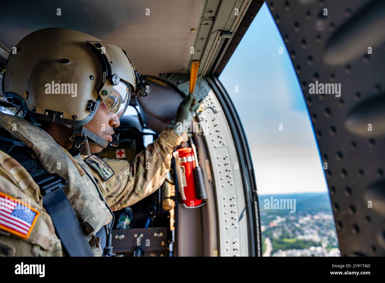 Soldaten der New York Army National Guard, die der 719th Composite Truck Company, 369th Sustainment Brigade, zugewiesen wurden, führen während der jährlichen Ausbildung am 26. Juli 2024 eine Ausbildung für Expeditionseinsätze durch. (Foto der Nationalgarde der US-Armee von PFC. Luis Fernandez) Stockfoto