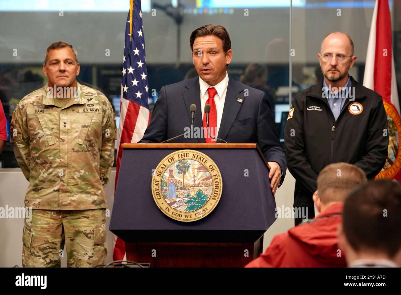 Florida Gouverneur Ron DeSantis gibt am 25. September 2024 ein Update über die Sturmvorbereitungen für Hurrikan Helene. (USA) Stockfoto