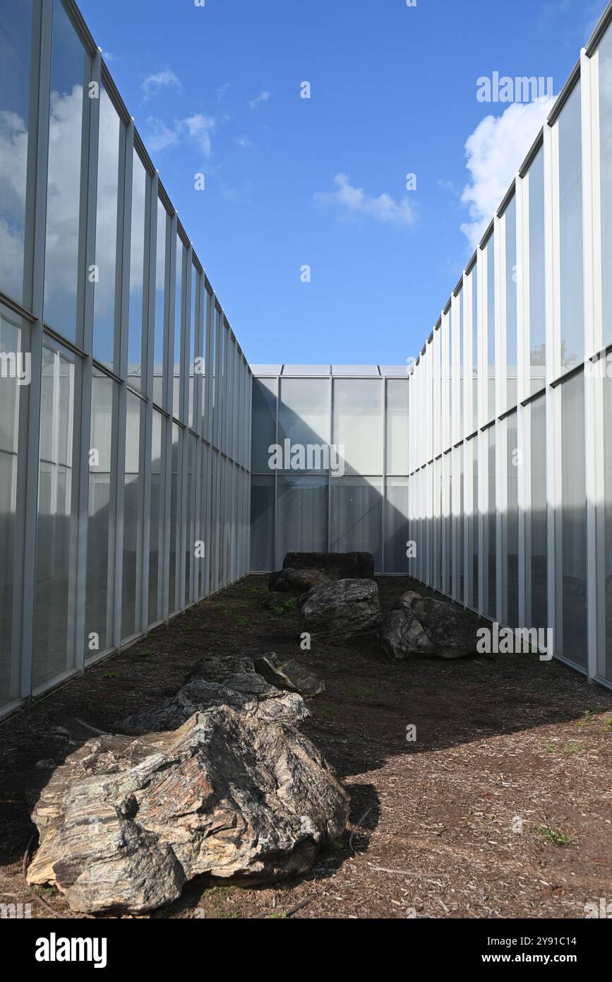 Ein Steingarten in einer Nische außerhalb des West Building des North Carolina Museum of Art Stockfoto