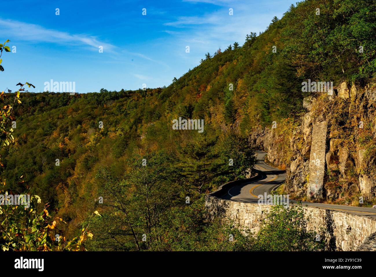 Sparrow Bush, NY - USA - 5. Oktober 2024 der malerische Hawks Nest Lookout am Upper Delaware Scenic Byway zeigt eine gewundene Straße entlang einer Klippe mit Stockfoto