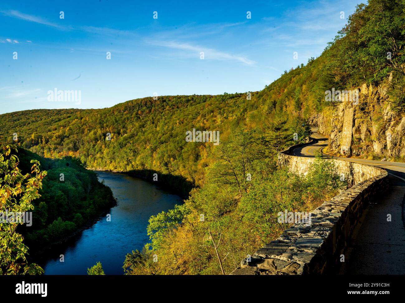 Sparrow Bush, NY - USA - 5. Oktober 2024 der malerische Hawks Nest Lookout am Upper Delaware Scenic Byway zeigt eine gewundene Straße entlang einer Klippe mit Stockfoto