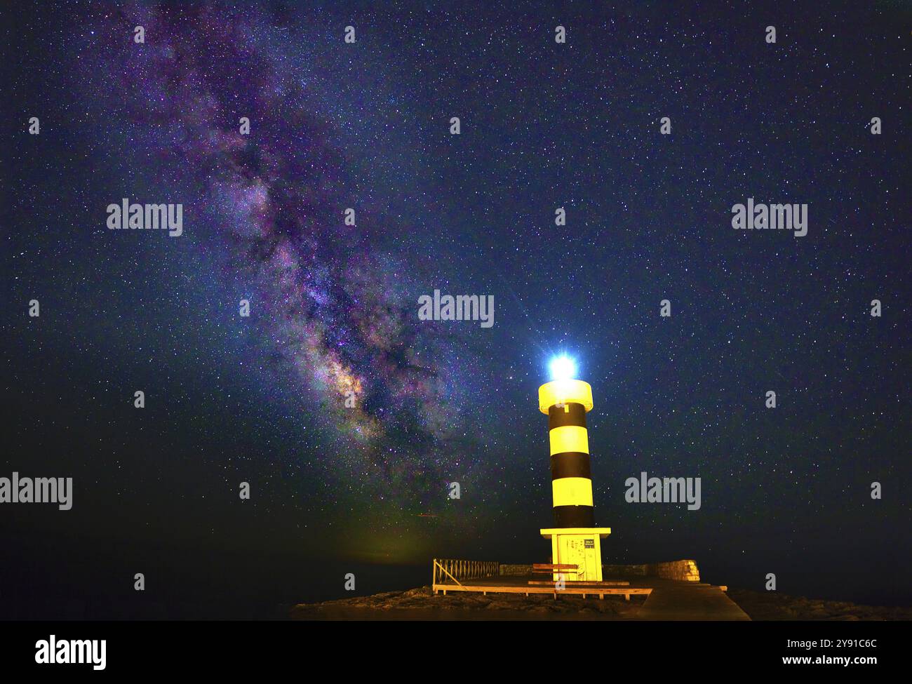 Leuchtender Leuchtturm unter dem Nachthimmel, beleuchtet von der Milchstraße und Sternen, Colonia St. Jordi, Mallorca, Balearen, Spanien, Europa Stockfoto