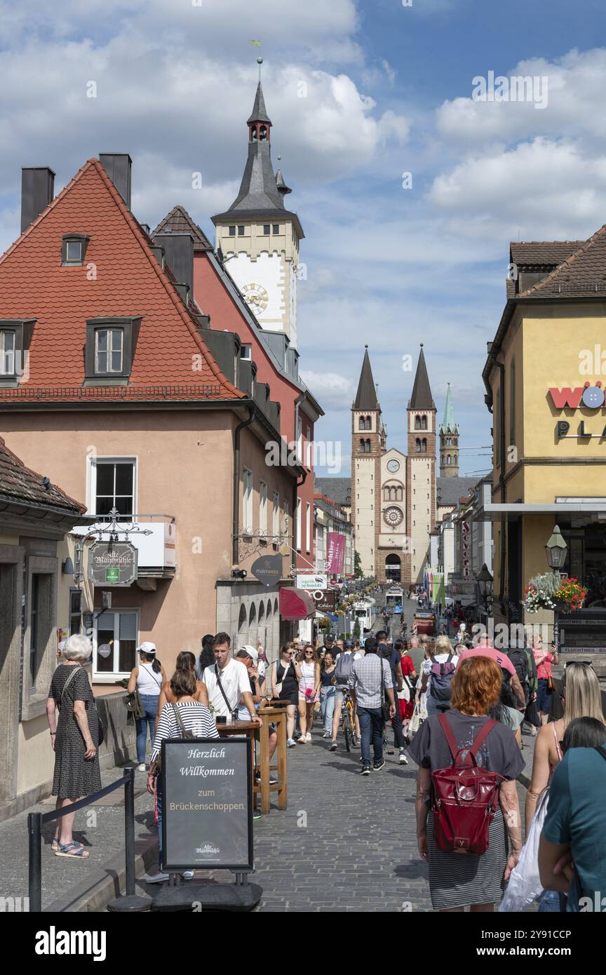 St. Kilianskathedrale mit lebhafter Domstraße, Würzburg, Niederfranken, Bayern, Deutschland, Europa Stockfoto