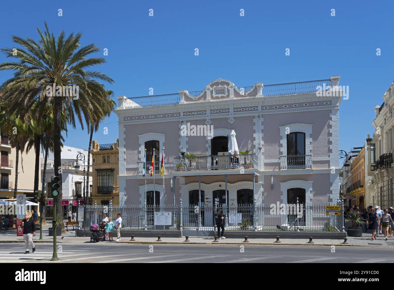 Großes historisches Gebäude mit Palmen davor, Menschen an einer Kreuzung, Ayuntamentio, Rathaus, Sanlucar de Barrameda, Sanlucar, Cadiz, C Stockfoto