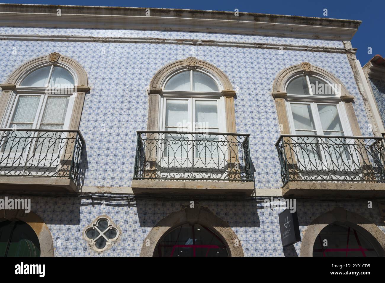 Fassade eines Hauses mit blauen Azulejos und schmiedeeisernen Balkonen im traditionellen portugiesischen Stil, Praca Dr. Antonio Padinha, Tavira, Faro, Algarve, Po Stockfoto