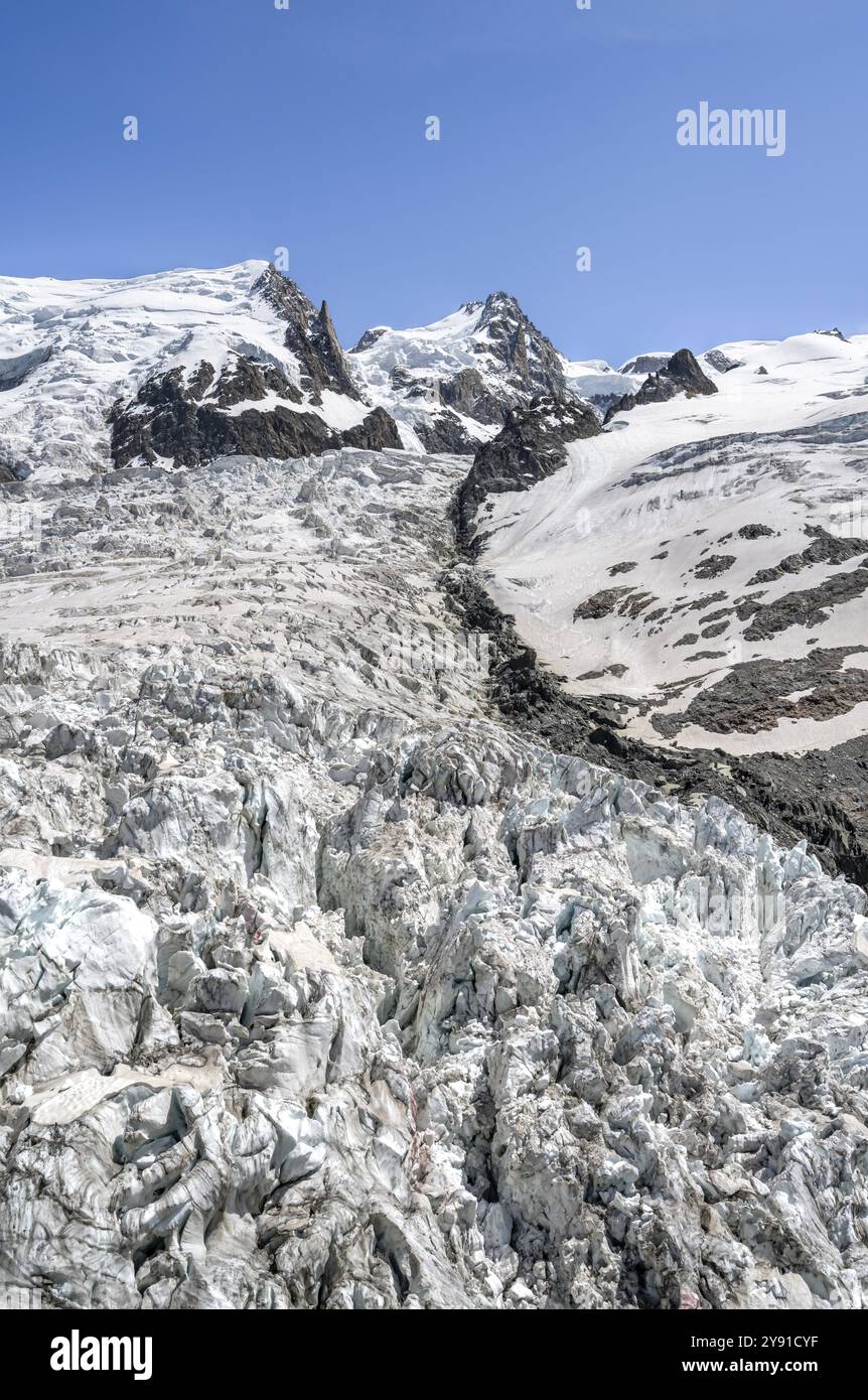 Hochalpine Gletscherberglandschaft, La Jonction, Glacier des Bossons trifft auf Glacier de Taconnaz, Gipfel des Mont Maudit und Mont Blanc, Chamonix, Stockfoto