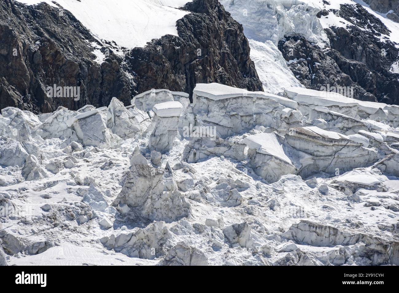 Gletschereis mit Gletscherspalten, hochalpine Berglandschaft, La Jonction, Chamonix, Haute-Savoie, Frankreich, Europa Stockfoto