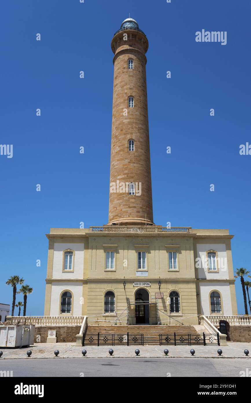Detail eines hohen, historischen Leuchtturms vor einem blauen Himmel, Faro de Chipiona, Chipiona, Provinz Cadiz, Cadiz, Andalusien, Spanien, Europa Stockfoto