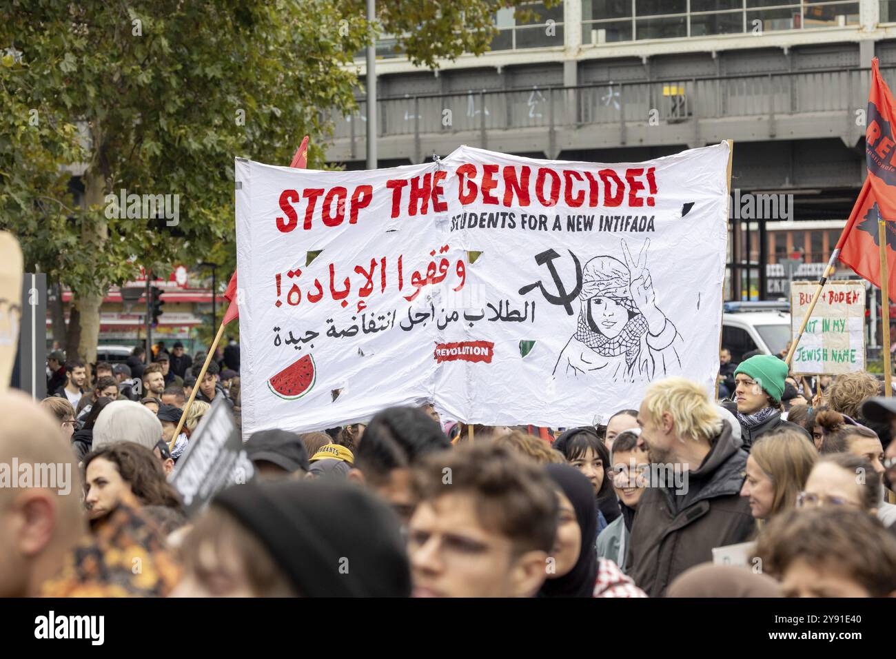 Banner stoppt den Völkermord! Studenten für eine neue Intifada bei der pro-palästinensischen Demonstration in Berlin, Deutschland, 6.10.2024: Pro-palästinensischer Demonstrant Stockfoto