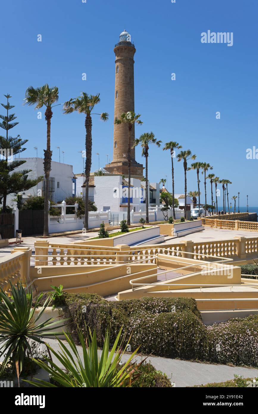 Promenade mit Palmen und Leuchtturm an einem sonnigen Tag, Faro de Chipiona, Chipiona, Provinz Cadiz, Cadiz, Andalusien, Spanien, Europa Stockfoto