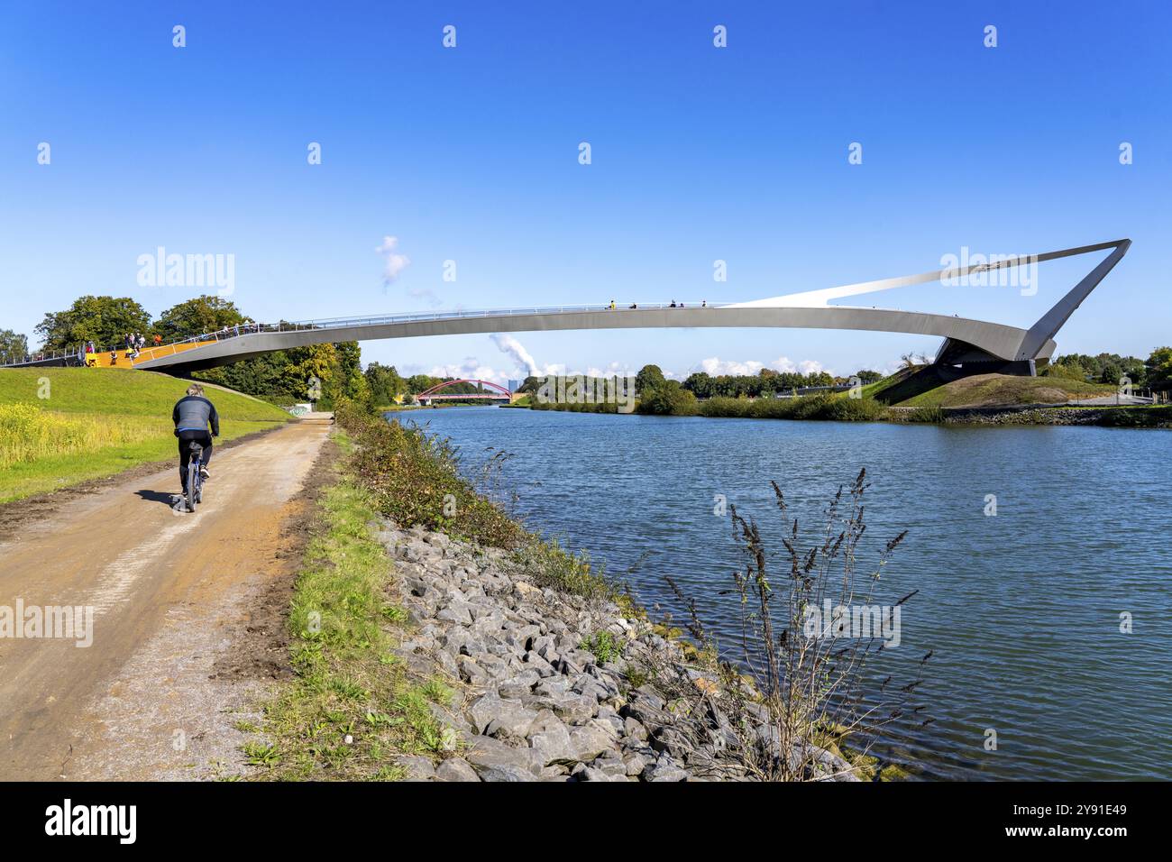 Neue Brücke über den Rhein-Herne-Kanal und die Emscher, Sprung über die Emscher, Fahrrad- und Fußgängerbrücke, 412 Meter lang, an der sogenannten Emscher Stockfoto