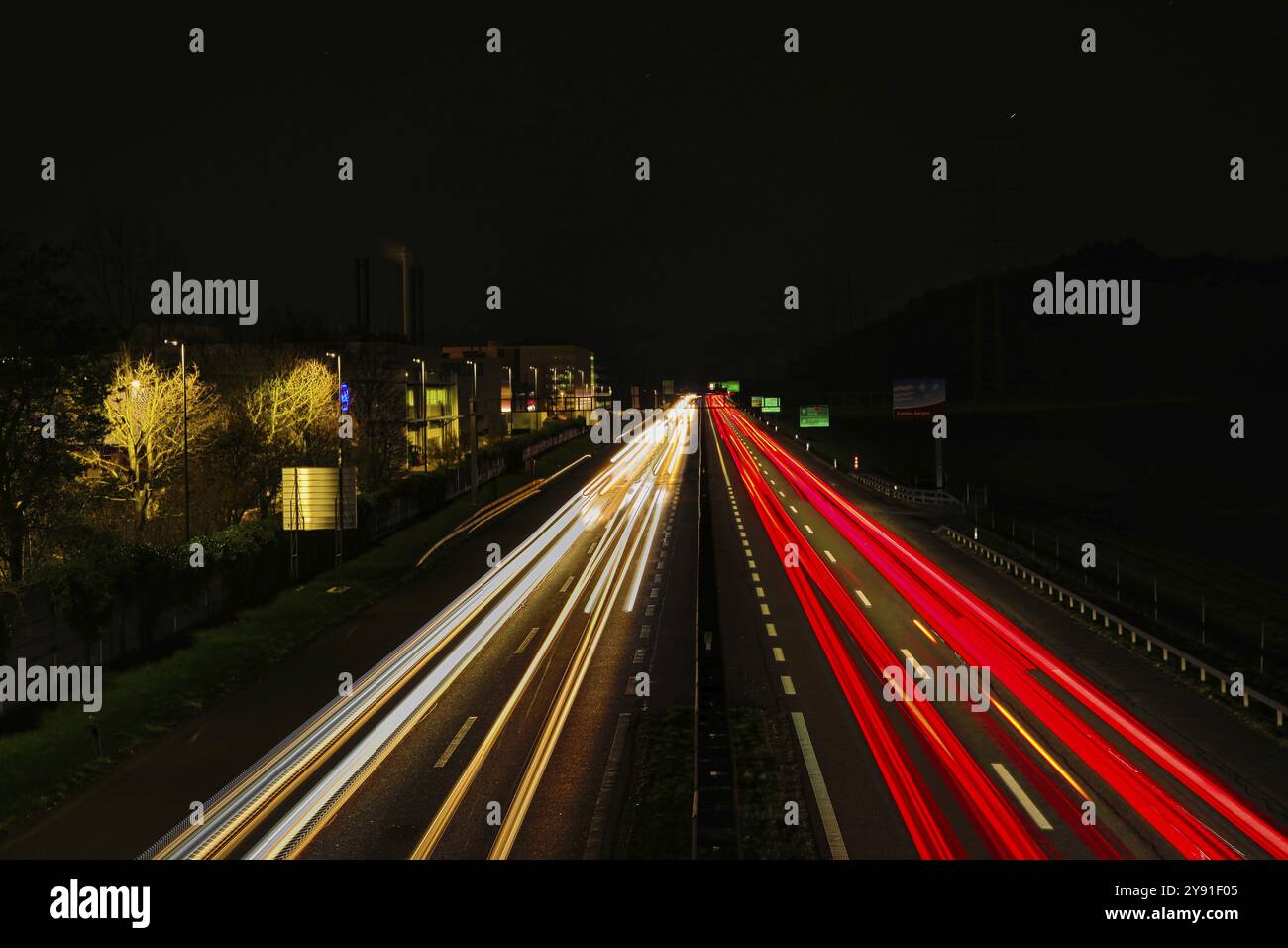 Lichtspuren von Autos auf einer Autobahn bei Nacht, erstellt durch lange Exposition, Kaiseraugst, Kanton Aarau, Schweiz, Europa Stockfoto