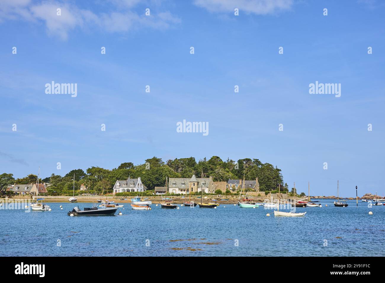 Hafen von Ploumanac'h, Tournoy, Tregastel, Cote de Granit Rose, Bretagne, Frankreich, Fischerboote und Segelboote an der bretonischen Küste in schönen s Stockfoto