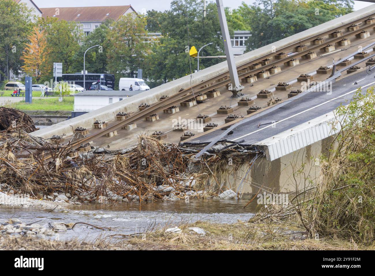 Ein Abschnitt der Carola-Brücke ist eingestürzt. Auf einer Länge von rund 100 Metern ist der Abschnitt, auf dem die Straßenbahnen normalerweise fahren, in die E eingestürzt Stockfoto