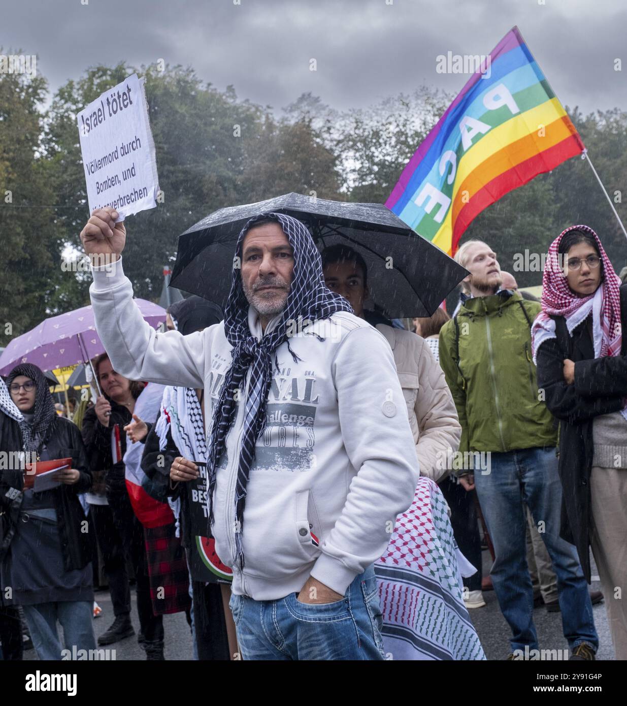 Deutschland, Berlin, 03.10.2024, No to Wars, PeaceDemo, Nein zu Krieg und Bewaffnung, Ja zu Frieden und internationaler Solidarität, palästinensische Demonstranten, Isra Stockfoto