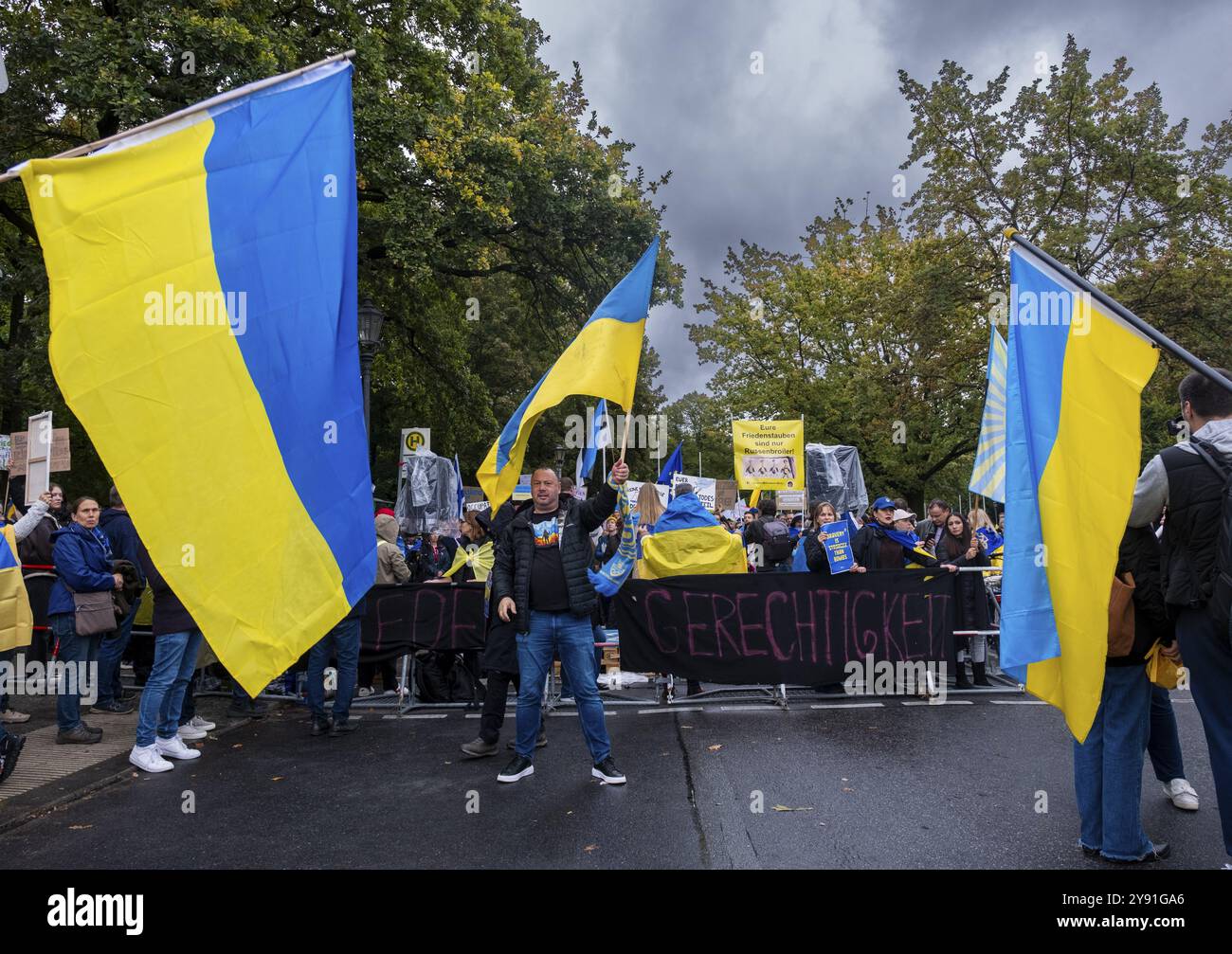 Deutschland, Berlin, 3. Oktober 2024, ukrainische Gegendemo zu: Nein zu Kriegen, Friedensdemo, Nein zu Krieg und Bewaffnung, Ja zu Frieden und internationaler Solidarität, Stockfoto
