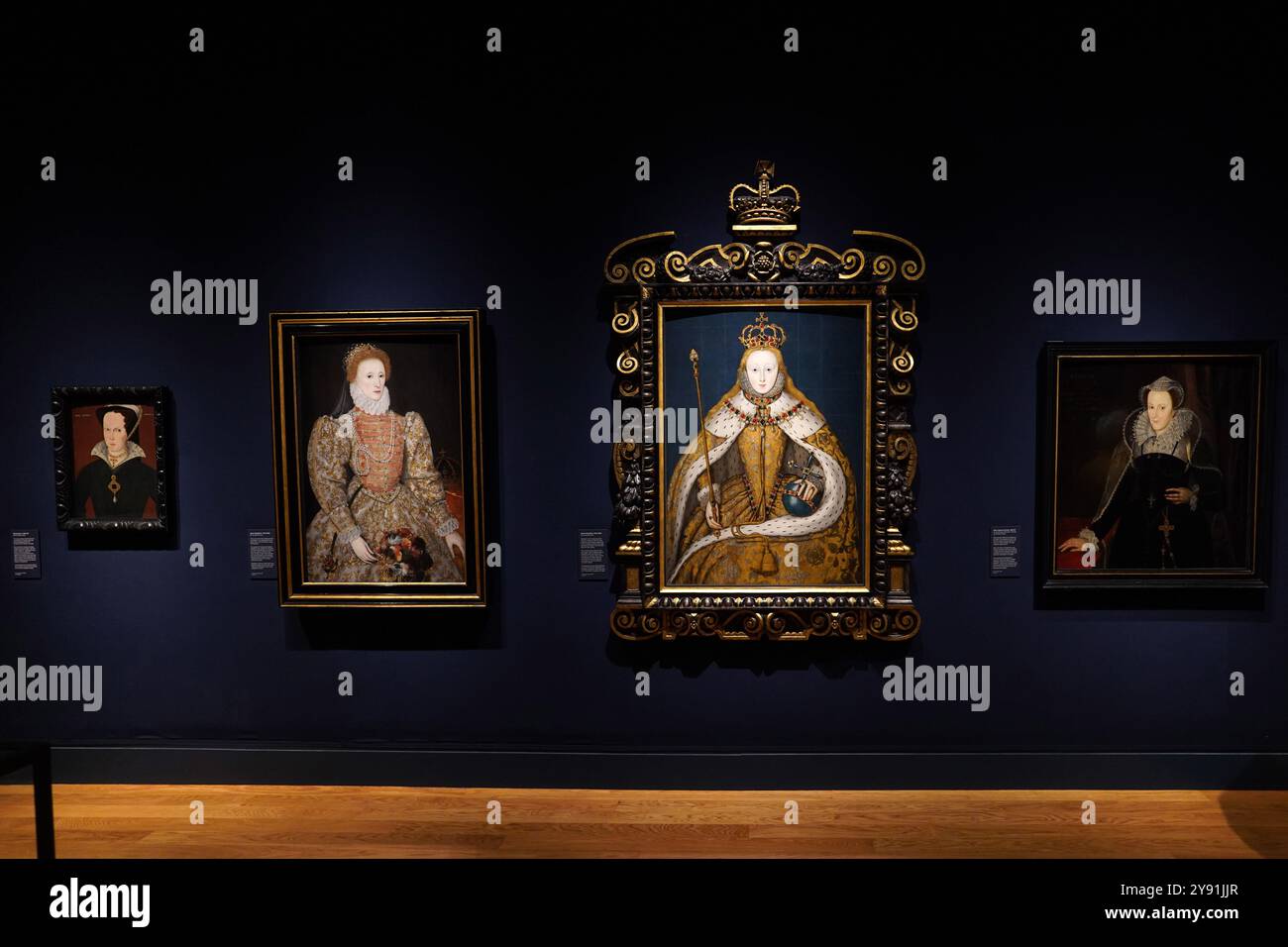 Farbenfrohe Porträts von Königen aus vergangenen Zeiten sind beliebte Attraktionen in der National Portrait Gallery in London, in der Königin Elizabeth I. in ihrem Co-Haus gezeigt wird Stockfoto