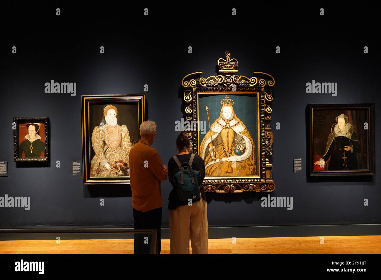 Farbenfrohe Porträts von Königen aus vergangenen Zeiten sind beliebte Attraktionen in der National Portrait Gallery in London Stockfoto