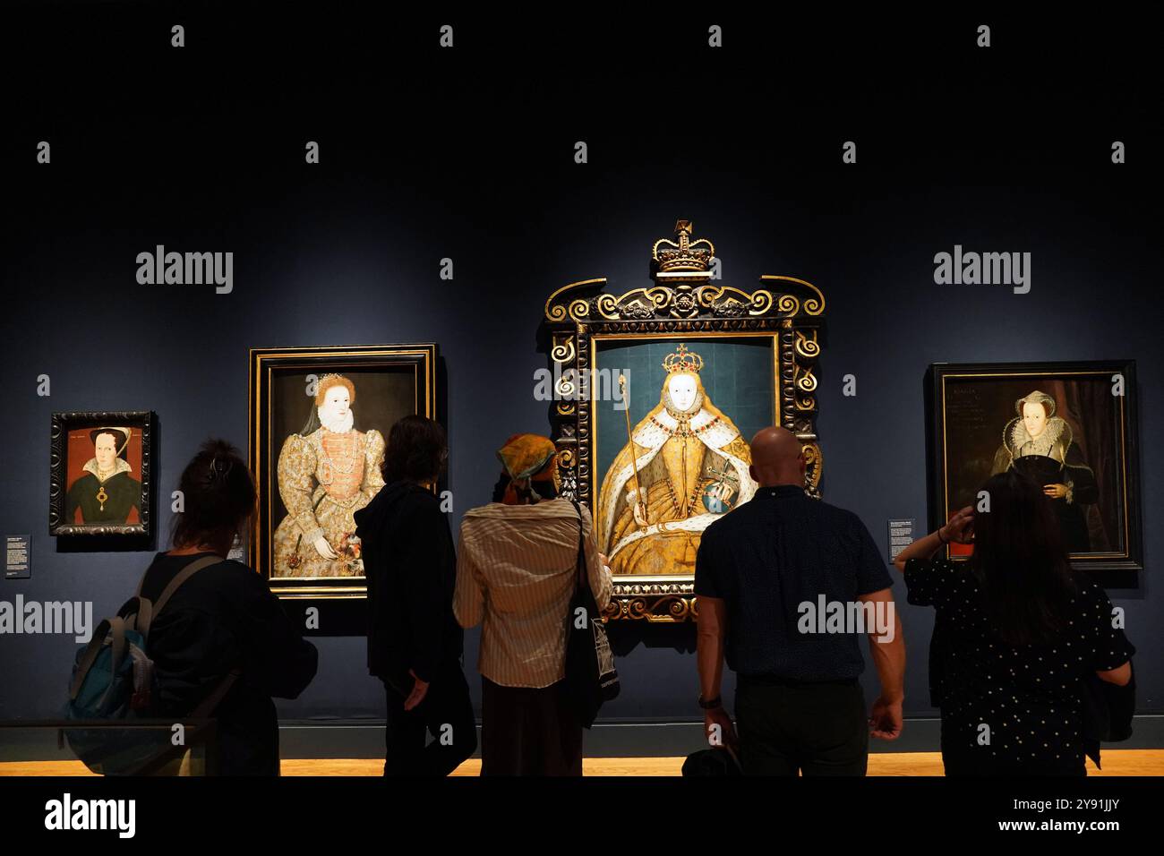 Farbenfrohe Porträts von Königen aus vergangenen Zeiten sind beliebte Attraktionen in der National Portrait Gallery in London Stockfoto