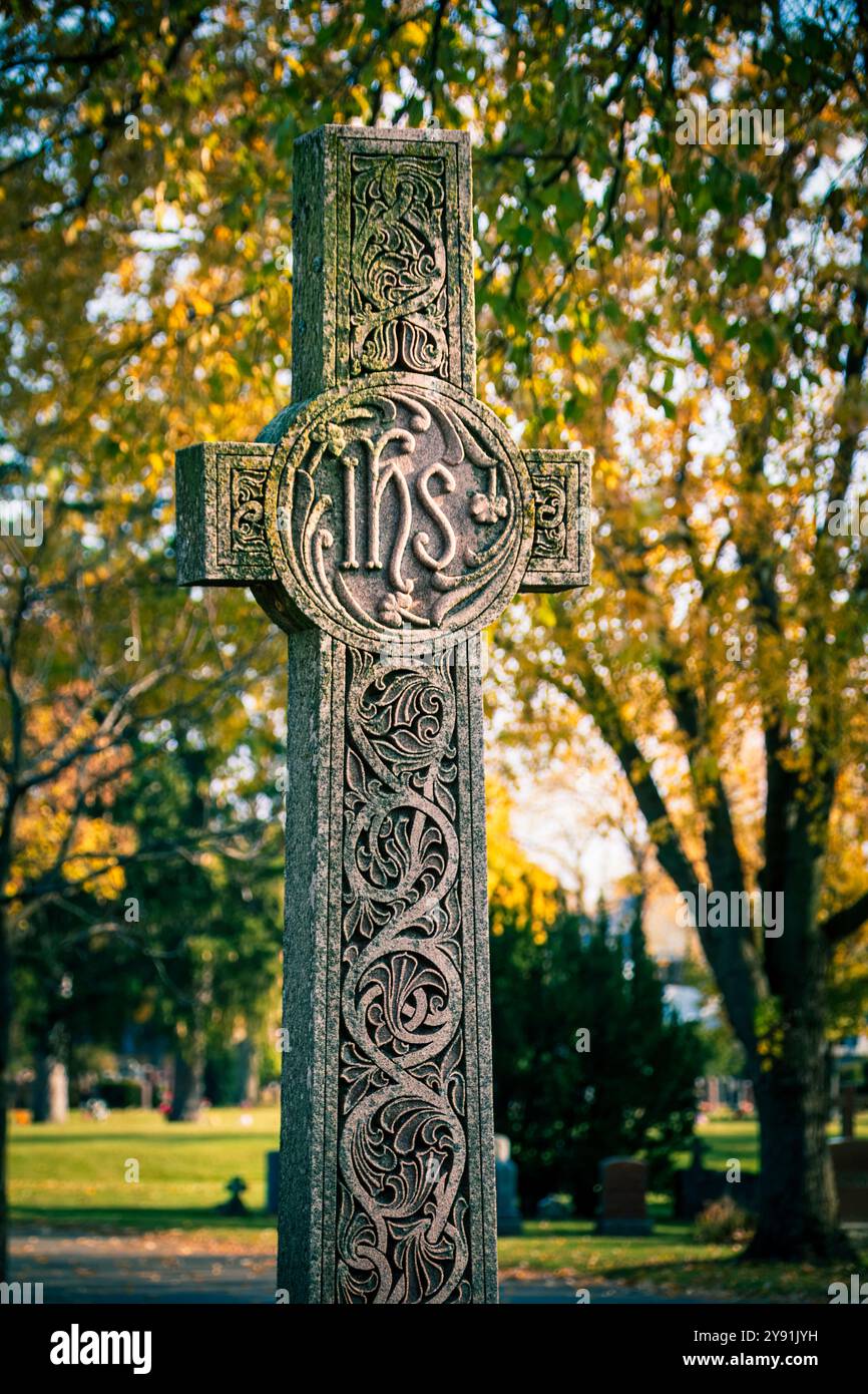 Reich verziertes keltisches Kreuz mit IHS-Monogramm auf dem Holy Sepulchre Cemetery in Burlington, Ontario Stockfoto