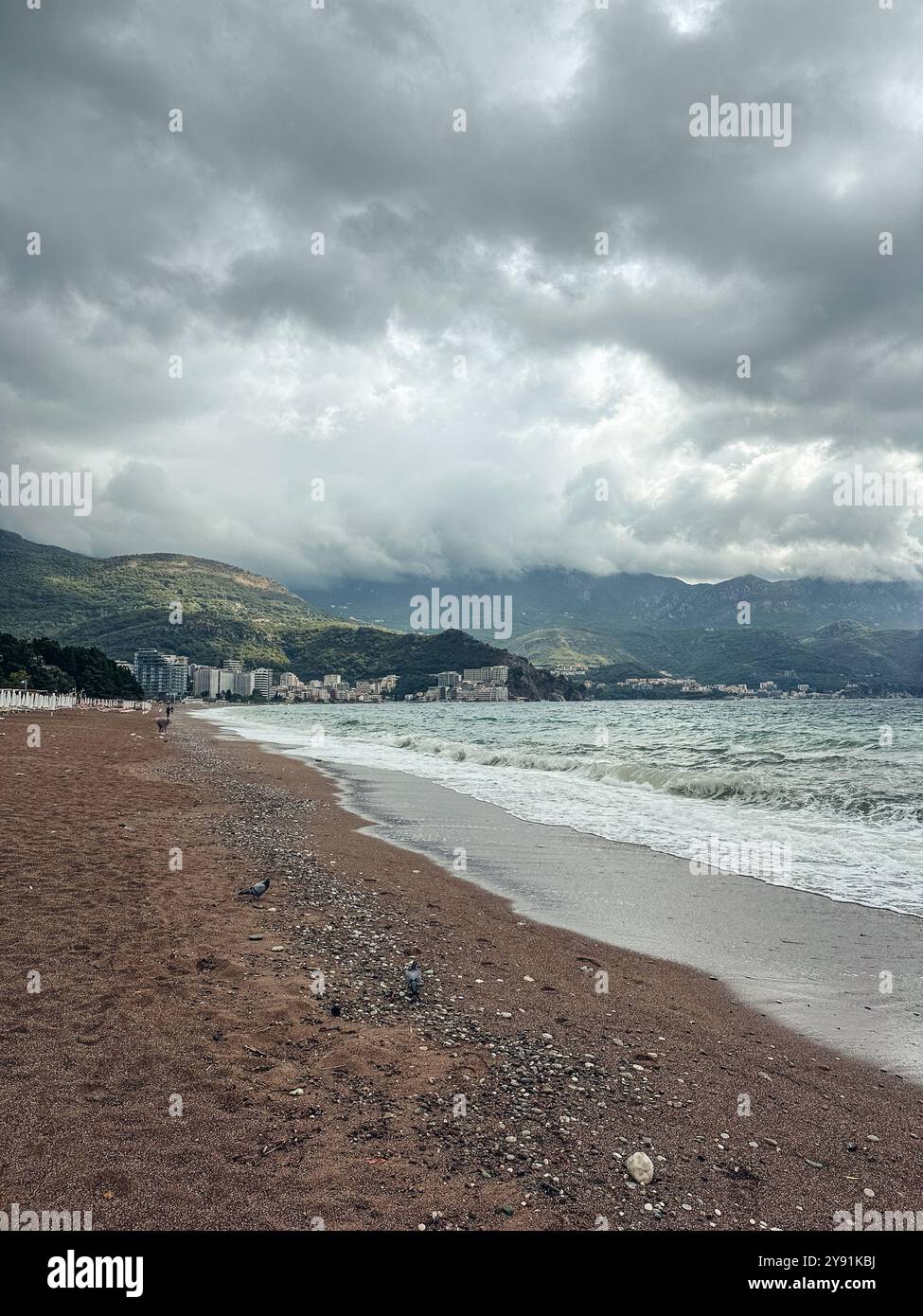 Die Adriaküste an einem bewölkten Tag in der Nähe des Dorfes Rafailovici in Montenegro Stockfoto