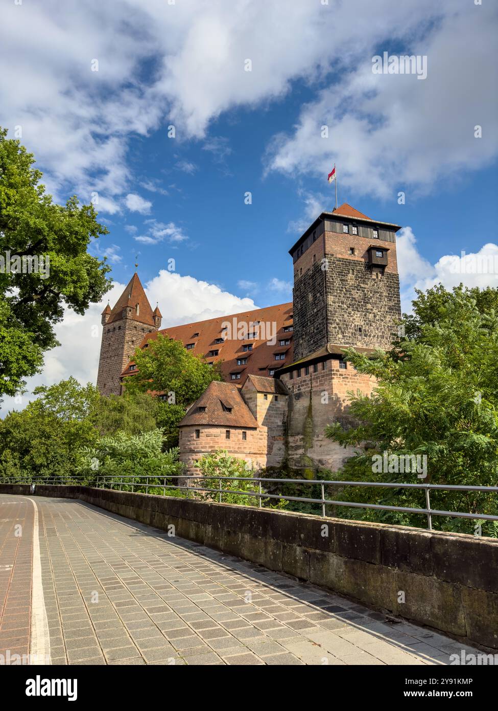 Schloss Nürnberg: Fünfeckiger Turm, Reichsstall und Luginslandturm am Sommertag, Deutschland Stockfoto