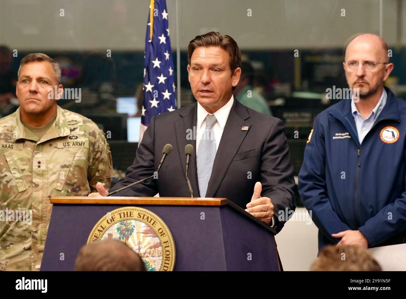 Der Gouverneur von Florida, Ron DeSantis, informiert am 7. Oktober 2024 im Florida State Emergency Operations Center in Tallahassee, Florida über die Vorbereitungsbemühungen des Staates vor Hurrikan Milton. (USA) Stockfoto