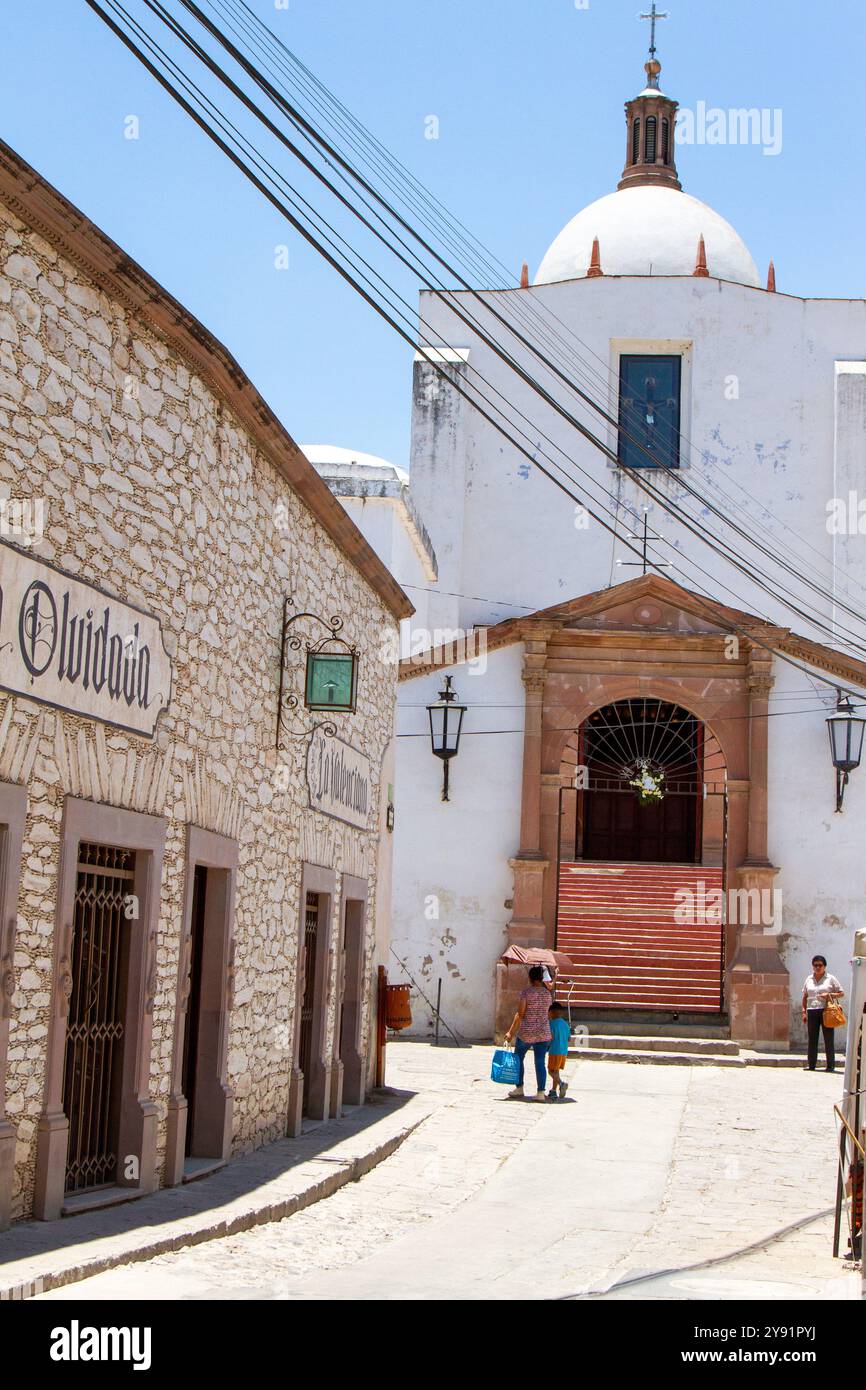 Mineral de Pozos, Guanajuato, México; 04 18 2024; Eine Straße in der magischen Stadt Mineral de Pozos mit einer weißen Kirche auf der Rückseite. Stockfoto