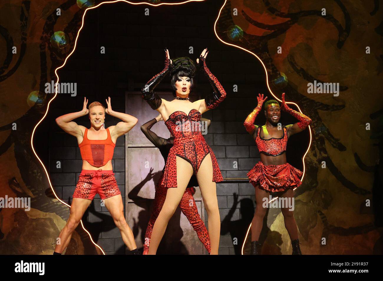 New York, USA. Ny. Oktober 2024. Kodiak Thompson, Alaska Thunderfuck, Teddy Wilson Jr. in Anwesenheit von DRAG: The Musical Sneak Peek, New World Stages, New York, New York, New York, Oktober 07, 2024. Quelle: Manoli Figetakis/Everett Collection/Alamy Live News Stockfoto